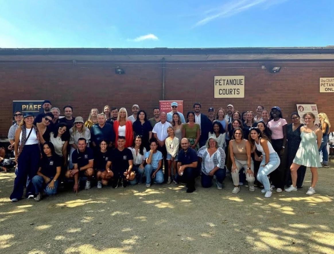 Les associations françaises de Los Angeles avec l'équipe organisatrice du Forum des associations au consulat de France à Los Angeles.
