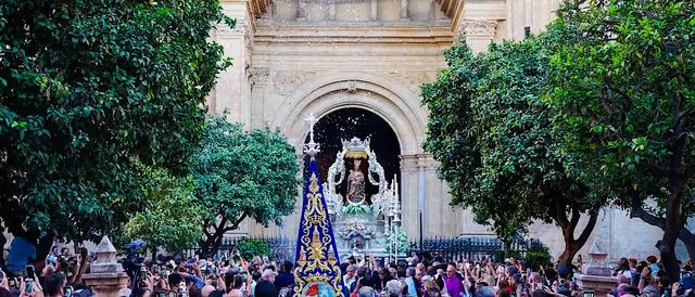 Sortie de la Cathédrale de la Vierge lors des festivités du 8 septembre. (visita.malaga.eu)