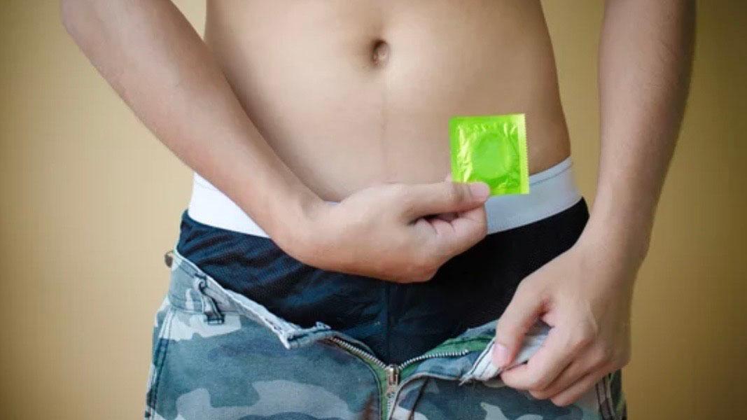 Jeune avec préservatif