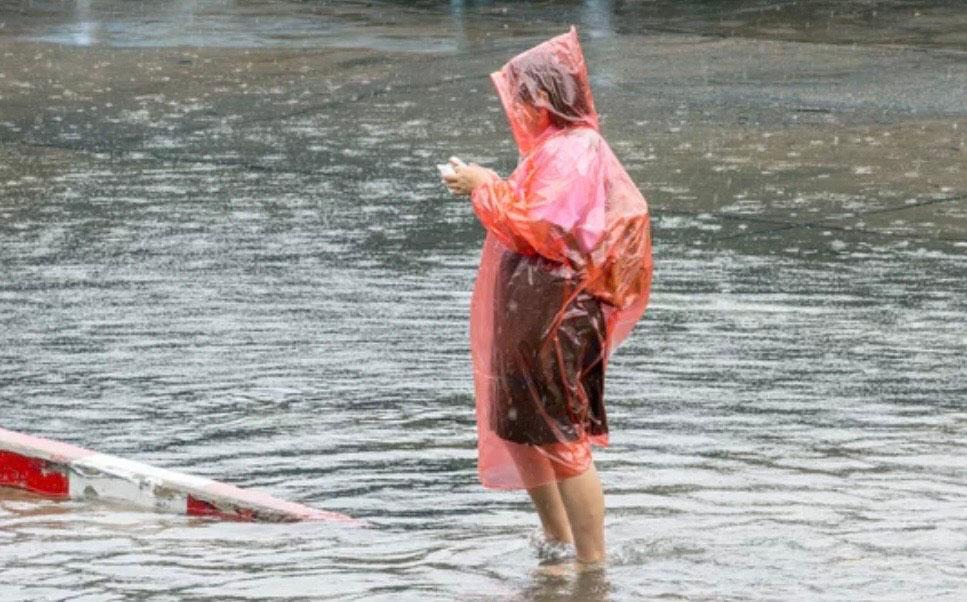 Personne seule au milieu inondations Bangkok