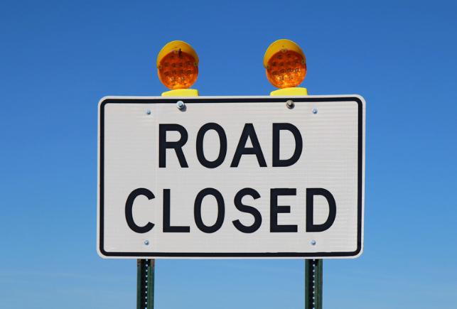 Le signe Road Closed sur la Hwy 101 en Californie