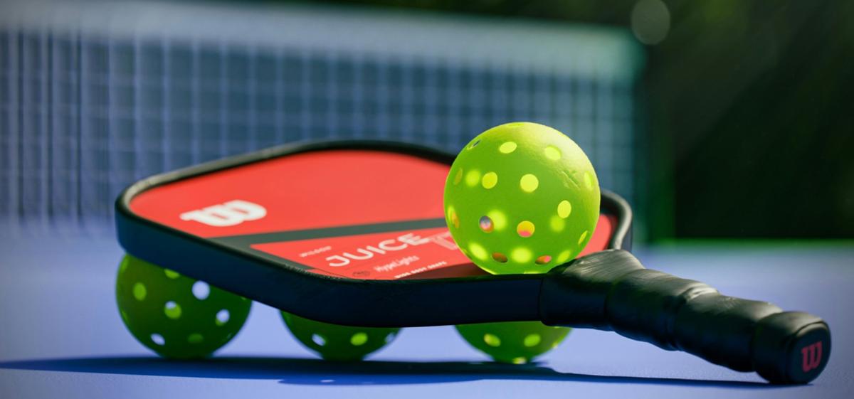 Une raquette de pickle ball et la balle