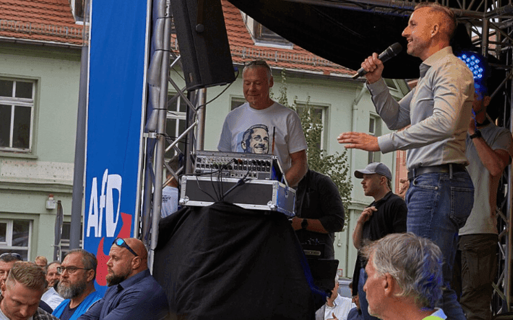 Ulrich Siegmund tenant un discours lors d'une manifestation électorale à Zeitz.