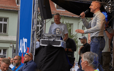 Ulrich Siegmund tenant un discours lors d'une manifestation électorale à Zeitz.
