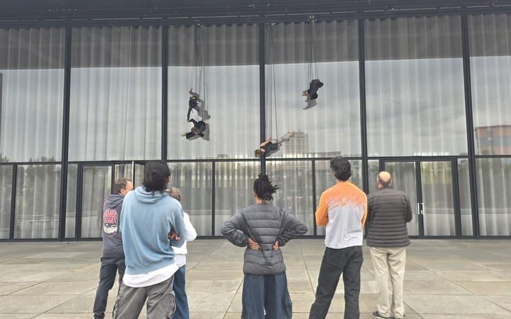 Walking on the Wall, Neue Nationalgalerie