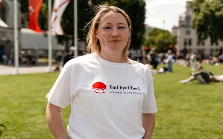 Zoe Watts a lancé #EndEyeCheck, une campagne pour les femmes victimes d’agressions sexuelles alors qu’elles étaient inconscientes.