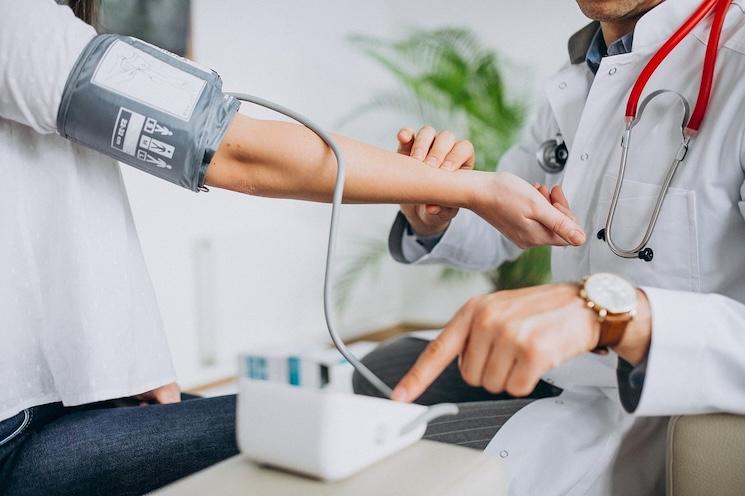 Comment bien choisir son courtier en assurance santé au Royaume-Uni ? 5 critères de choix