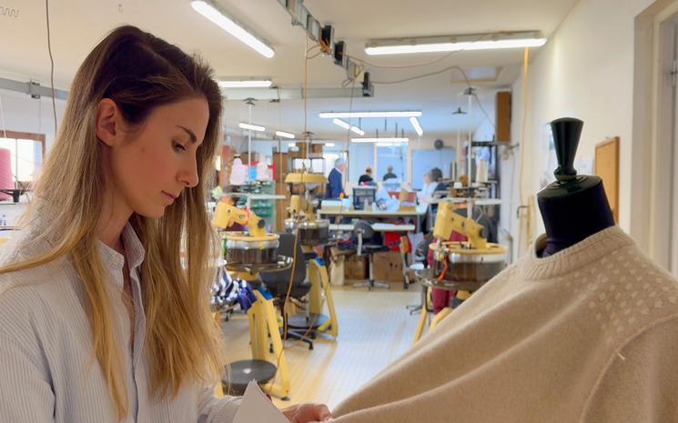 Alexia a confié la confection de ses pulls en laine à un atelier basé en Normandie.