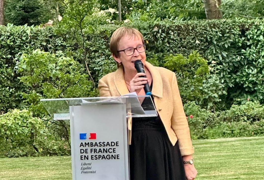 Catherine Janot, présidente de l’Entraide, en train de faire un discours à l'ambassade de france à madrid