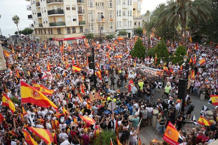 manifestation à ceuta le 2 septembre avec des drapeux espagnols