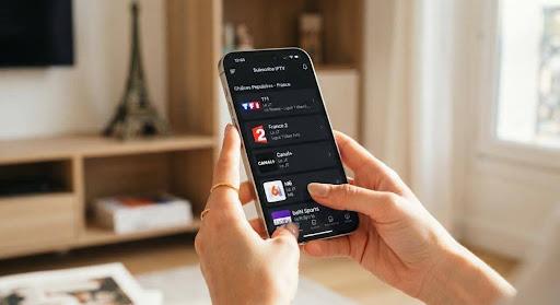 doigts de femmes qui selectionne une chaine sur son portable