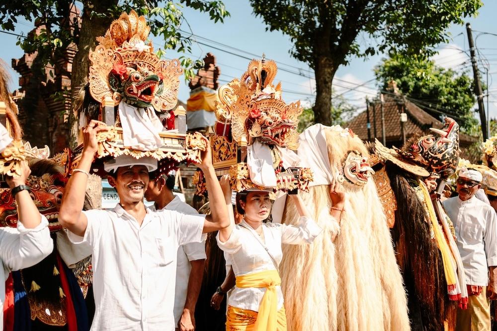 des-gens-en-masques-et-costumes-traditionnels-en-procession