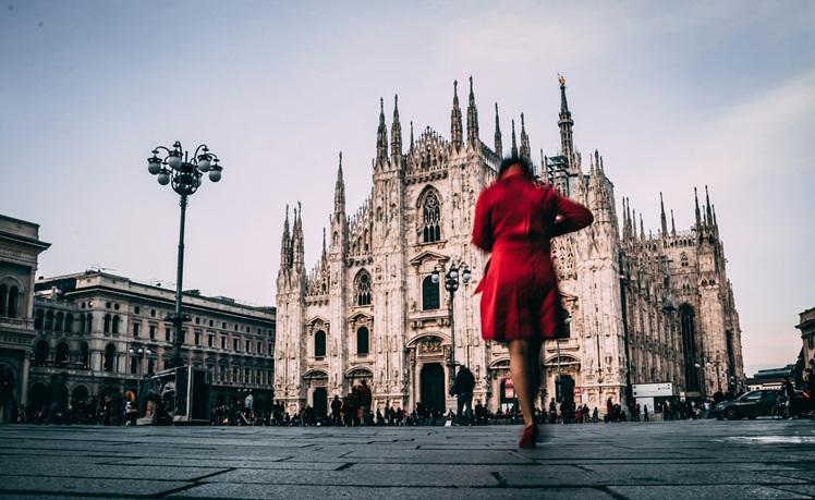 femme-vêtement-rouge-devant-Duomo-Milan
