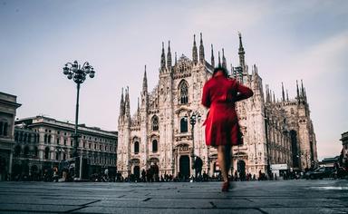 femme-vêtement-rouge-devant-Duomo-Milan