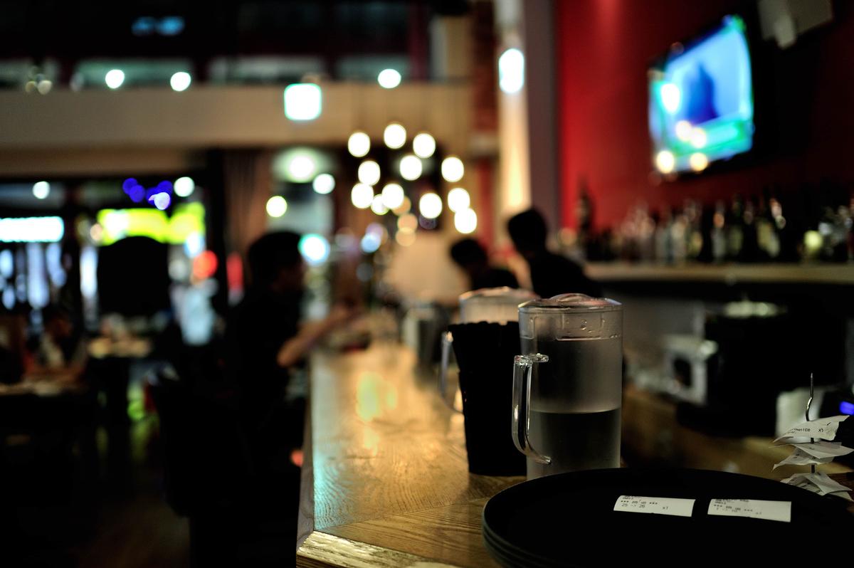 Verres posés dans un bar.