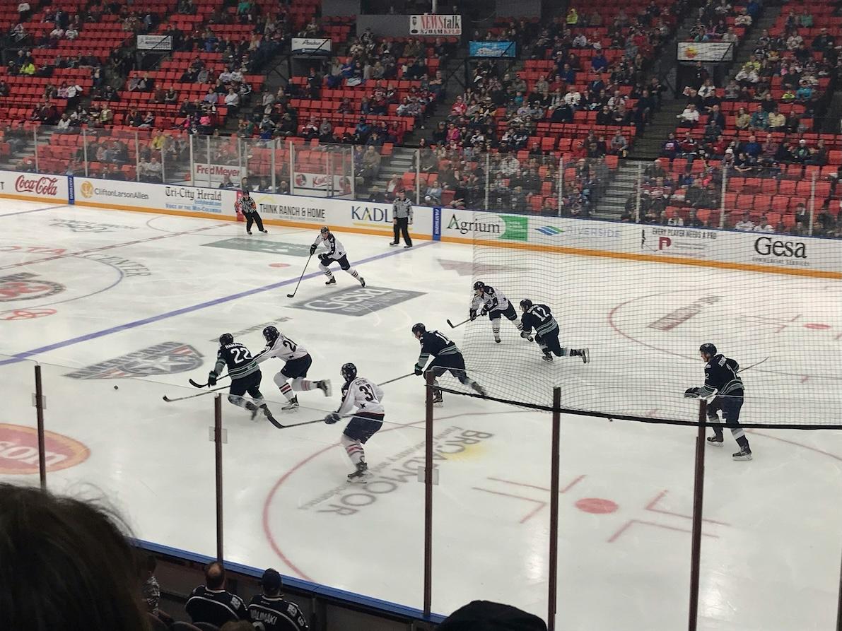 photo d'un match de hockey sur glace avec les joueurs présents dans une patinoire