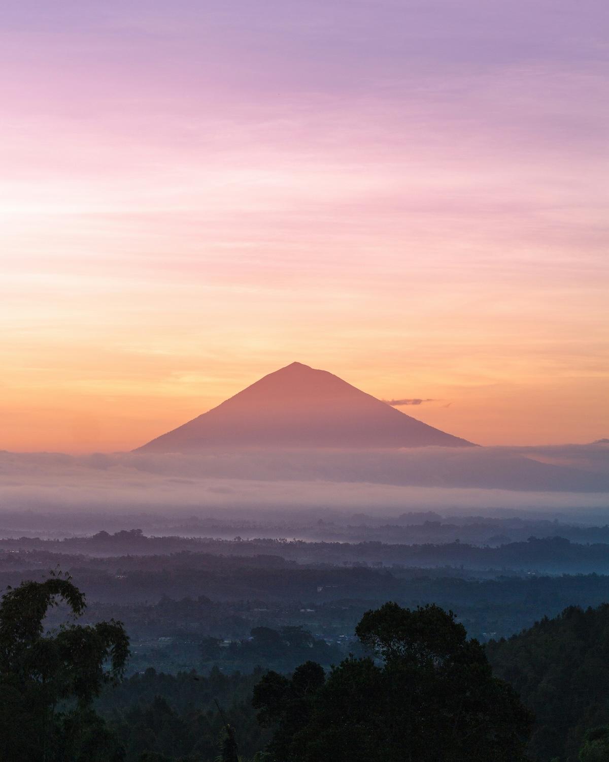 mont-agung-volcan-bali-au-coucher-du-soleil