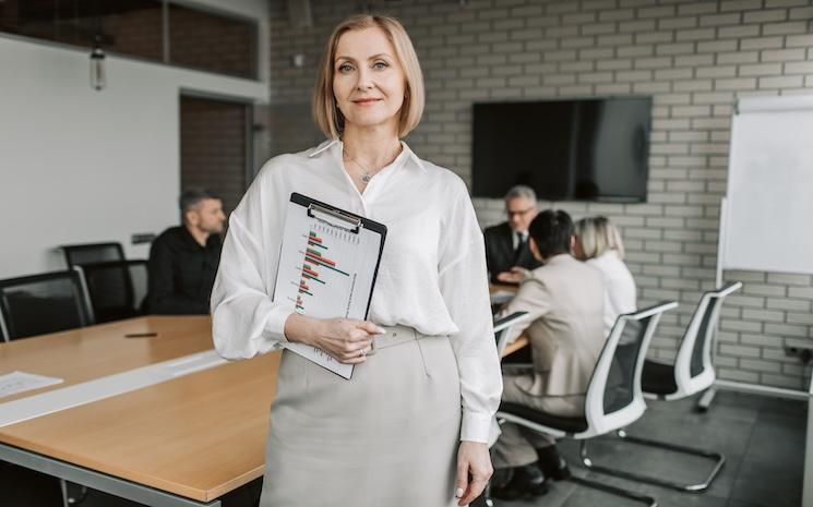 image d'une femme dans un bureau