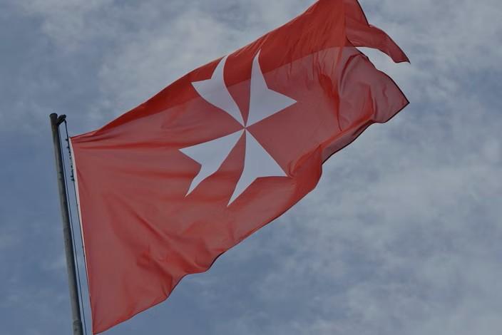 photo du drapeau de l'ordre de Malte