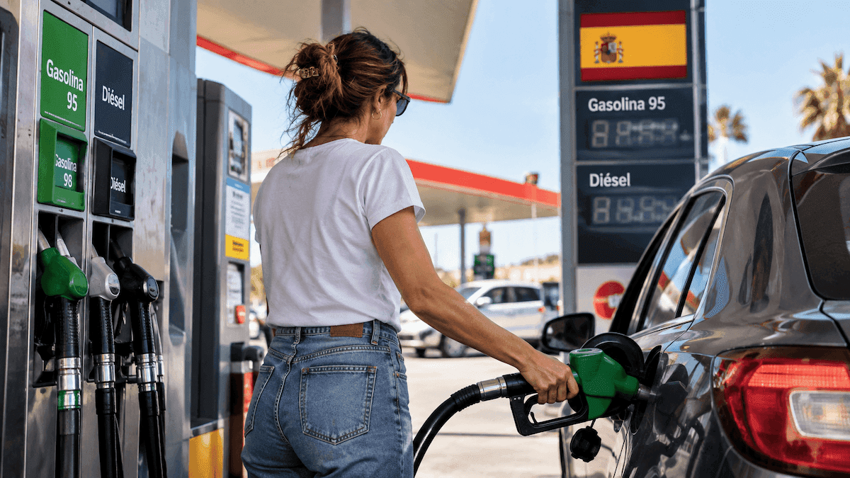 Une automobiliste fait le plein dans une station-service en Espagne, entre essence et diesel.