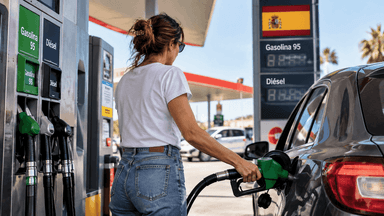 Une automobiliste fait le plein dans une station-service en Espagne, entre essence et diesel.