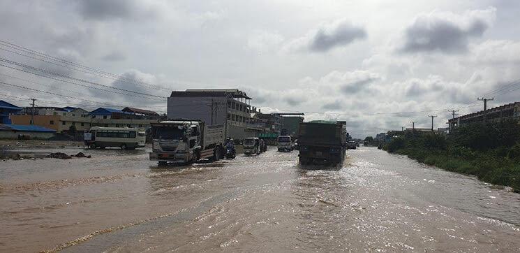 route sous la pluie au Cambodge