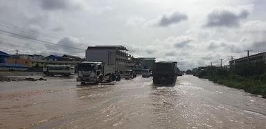 route sous la pluie au Cambodge