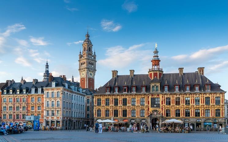 immeubles avec un clocher ciel bleu et des commerces