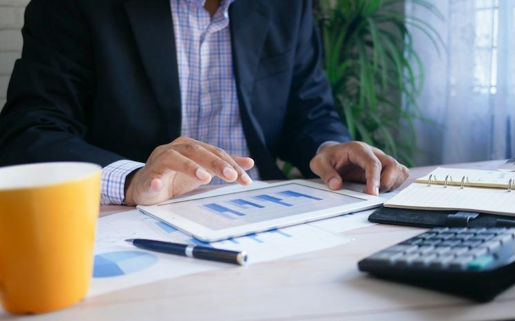 Homme qui travaille à un bureau