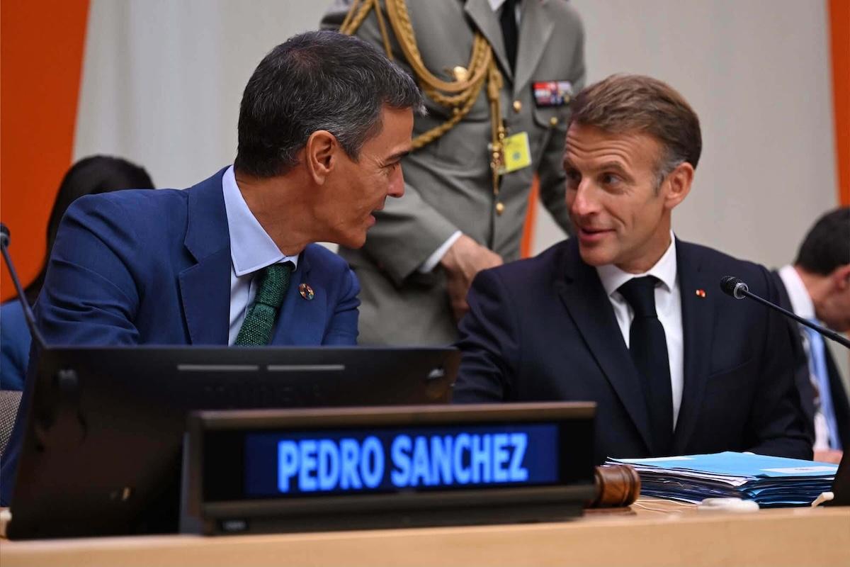 emmanuel Macron et pedro sanchez en train d'évoquer le traité france espagne lors d'une conférence