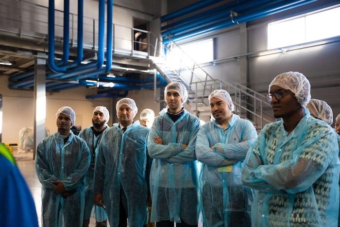 des travailleurs etrangers dans un laboratoire en espagne