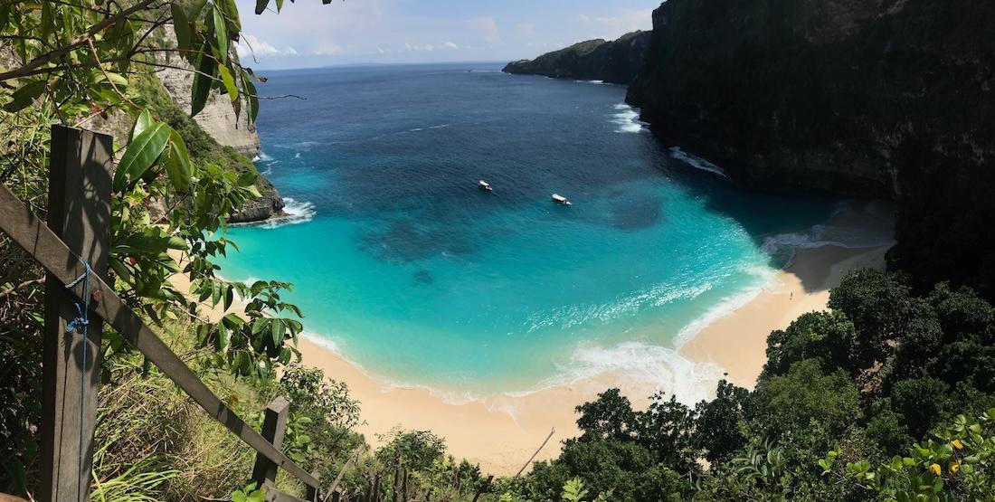 une plage avec mer turquoise et sable blanc vue du haut