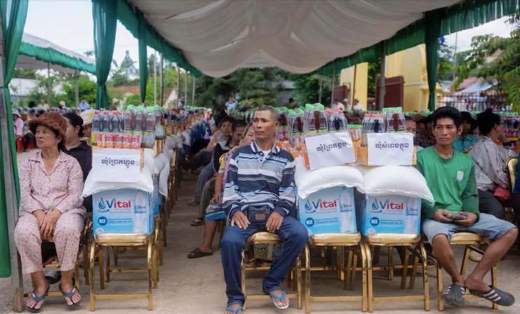 cambodiens recevant de l'aide alimentaire suite à probleme climatiques