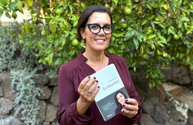 Charlotte Attry avec son livre Le Brasier