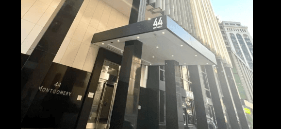L'entrée du consulat général de France à San Francisco au 44 Montgomery Street