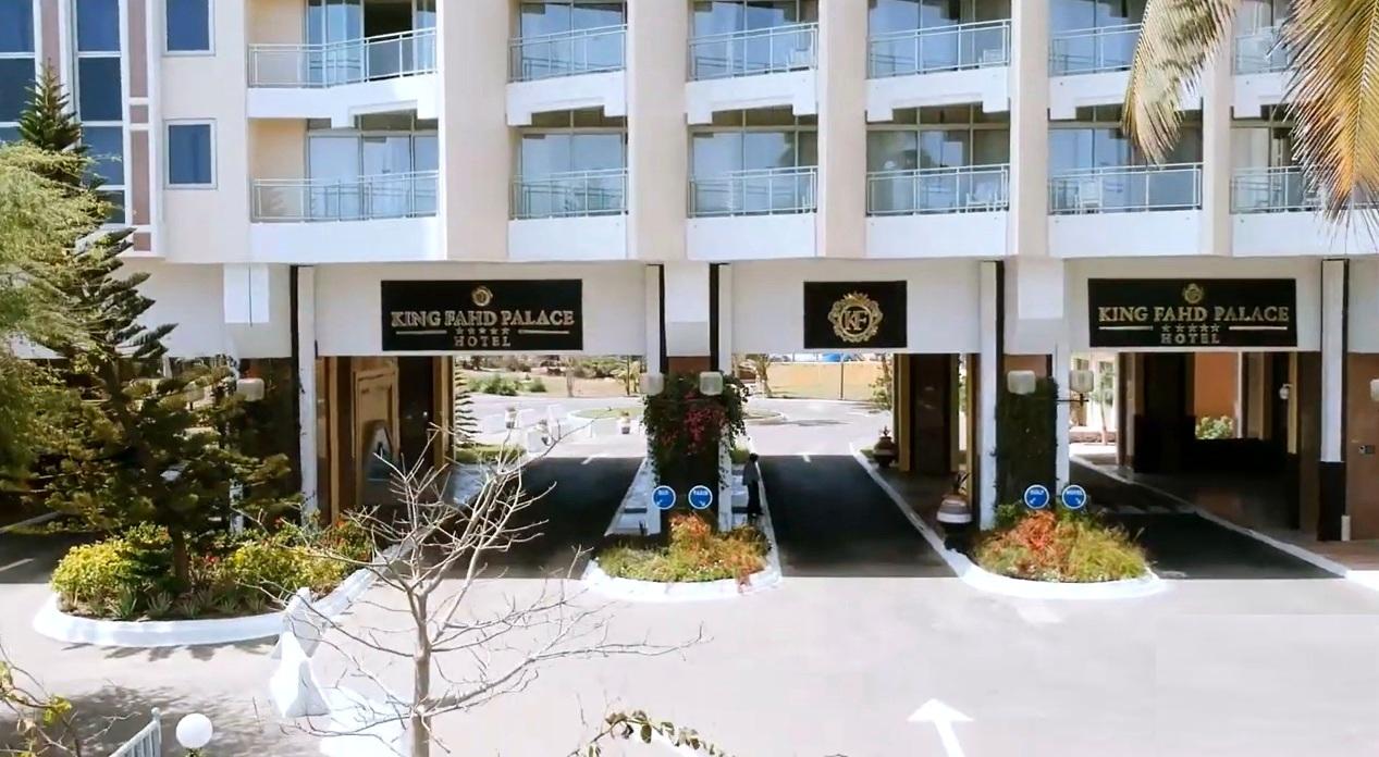 Vue de l’entrée principale du King Fahd Palace de Dakar, hôtel accueillant la présentation des résultats du PASEC 2024.