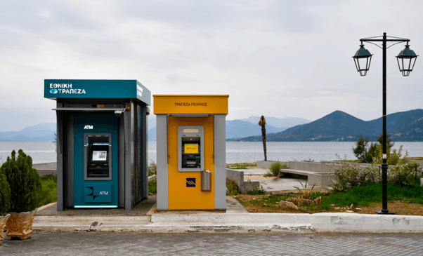 Deux distributeurs le long d'une route