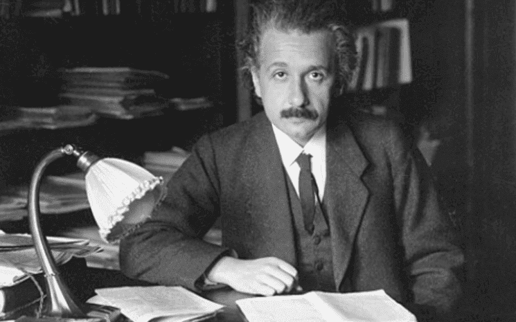 Photographie d’Albert Einstein dans son bureau à l’Université de Berlin, publiée aux États-Unis en 1920.