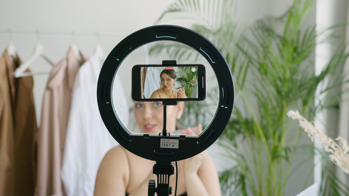 Femme qui se fait enregistrer en vidéo