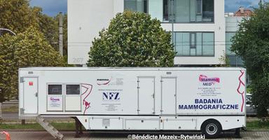 unité médicale en déplacement pour effectuer des dépistages du cancer du sein par mammographies : mammobus