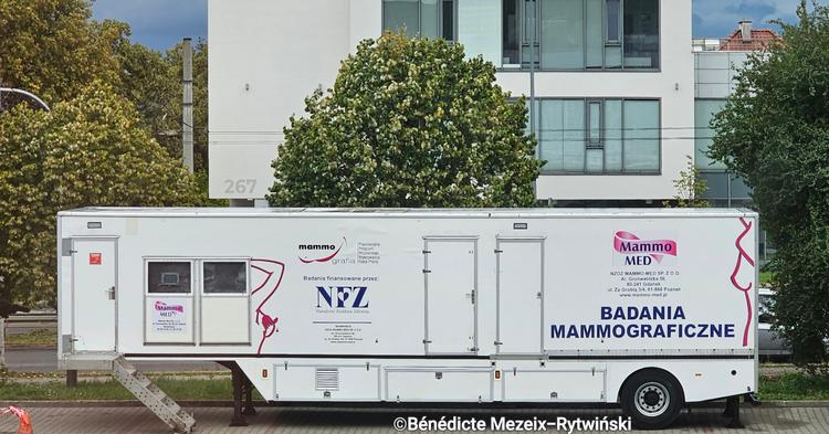 unité médicale en déplacement pour effectuer des dépistages du cancer du sein par mammographies : mammobus