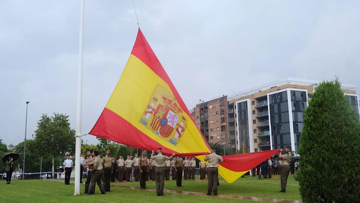 Izado de la bandera de España en Córdoba.