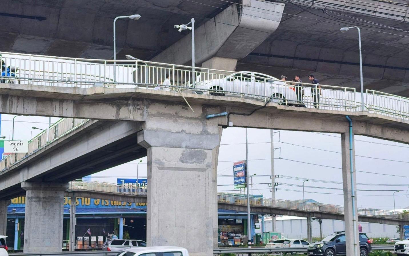 Voiture coincée passerelle Bangkok