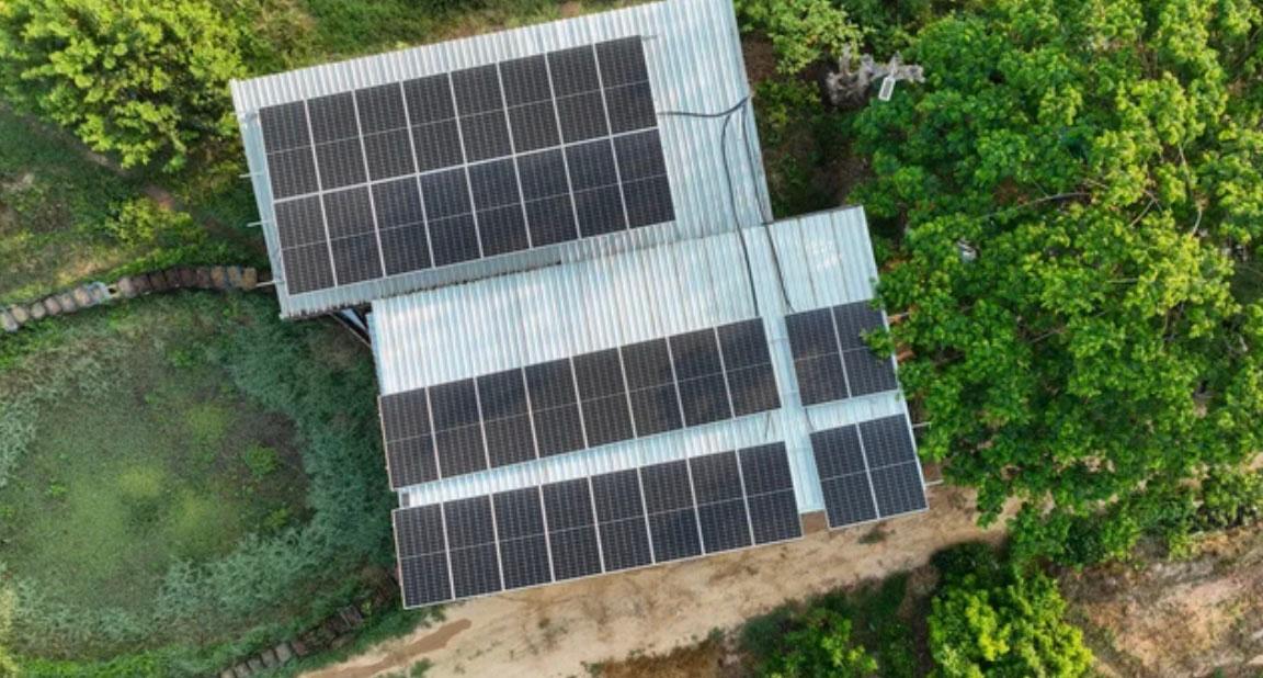 Panneaux solaires sur le toit