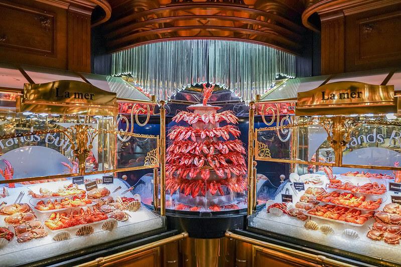 L'incroyable pyramide de homards et autres fruits de mer des Grands Buffets, à portée de train depuis l'Espagne.
