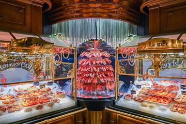 L'incroyable pyramide de homards et autres fruits de mer des Grands Buffets, à portée de train depuis l'Espagne.
