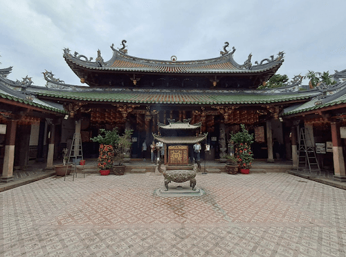 La cour et le bâtiment principal de Thian Hock Keng