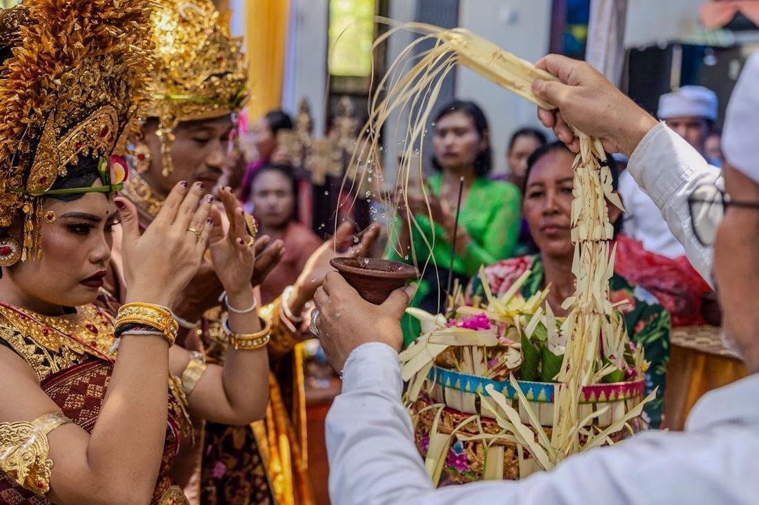 Les mariés reçoivent une bénédiction au milieu des offrandes traditionnelles.