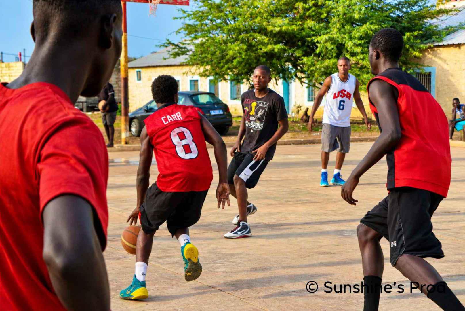Match de basket de rue ensoleillé_0
