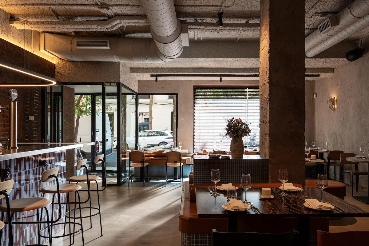 intérieur du restaurant Norah dans une ambiance new yorkaise dans le quartier Chamberí de madrid